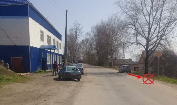 В Усть-Куломе иномарка задним ходом наехала на девушку